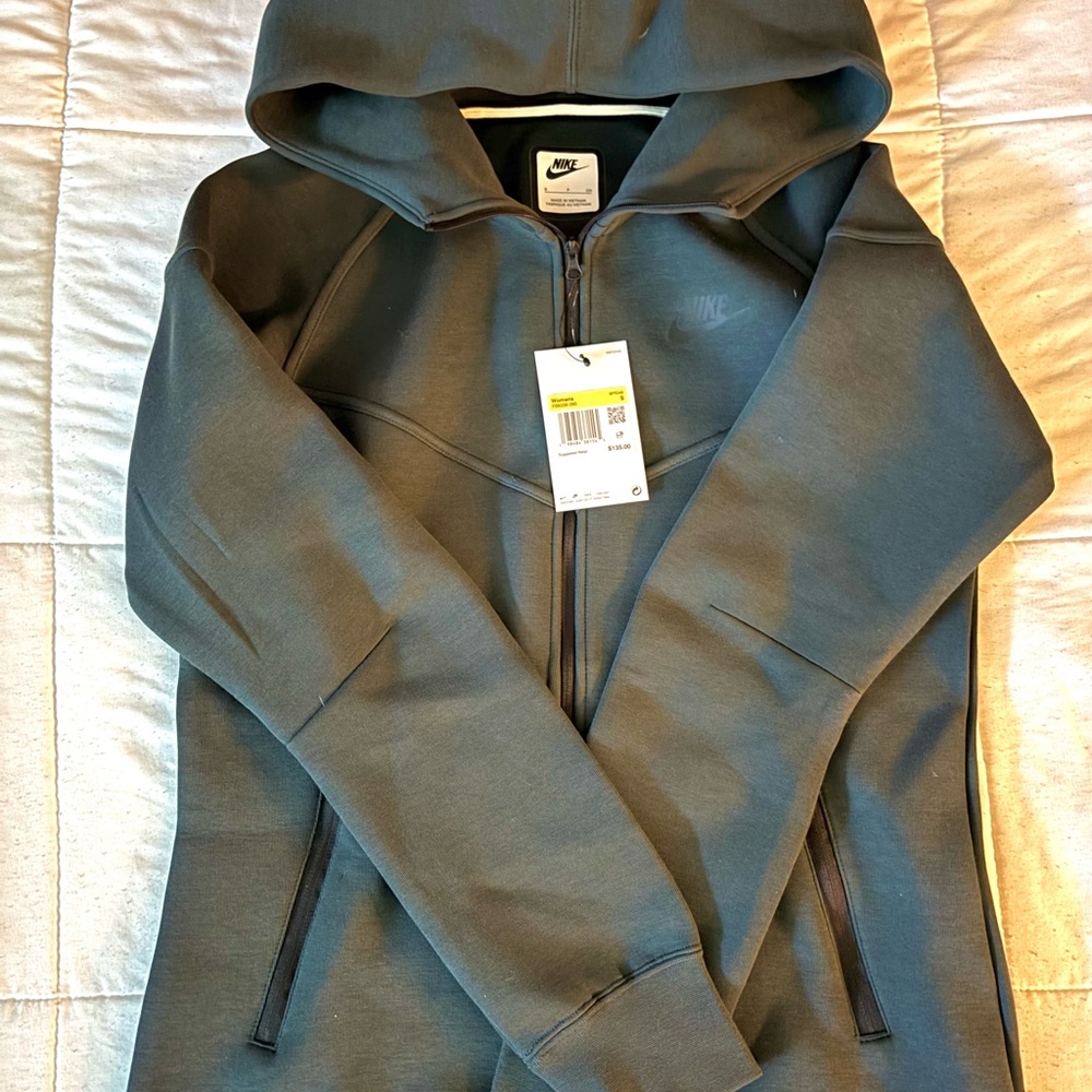 Nike Women's Forest Green Tech Set *NWT*